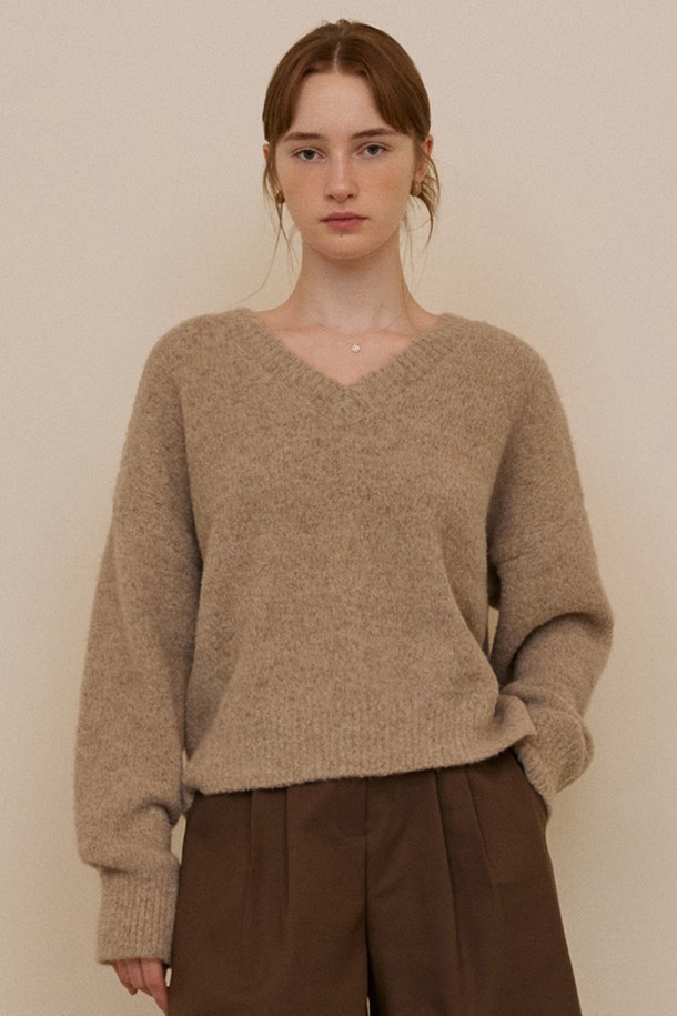 ADAUL - 스웨터 - Soft loose V-neck knit - hazy brown