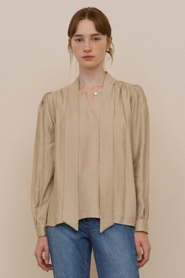 ADAUL - 블라우스 - Scarf neck shirring blouse - beige