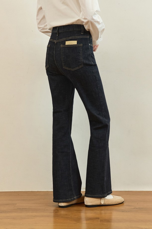 논페이드 슬림 부츠컷 데님 팬츠 - 딥블루는 베이직하고 캐주얼한 스타일을 연출하는 여성용 데님 팬츠입니다. 봄, 가을, 겨울 세 계절 모두 착용 가능하며, 슬림핏과 부츠컷 디자인으로 다리가 길어 보이는 효과를 줍니다. 뻣뻣한 촉감의 데님 소재로 제작되었으며, 딥블루 컬러의 무지 패턴으로 미니멀하고 클래식한 분위기를 더합니다. 논페이드 가공으로 물 빠짐 걱정 없이 오랫동안 깊고 세련된 컬러감을 유지할 수 있습니다. 일상에서 편안하게 착용하며 다양한 스타일을 연출하기 좋습니다.
