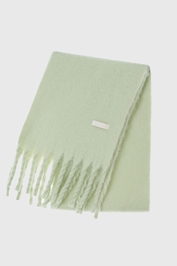 울 롱 와이드 머플러 - 8컬러는 가을과 겨울, 쌀쌀한 날씨에 포근함을 더해줄 머플러입니다. 부드러운 촉감의 울 소재로 제작되어 뛰어난 보온성을 제공하며, 베이직하고 미니멀한 디자인으로 다양한 스타일 연출에 활용할 수 있습니다. 와이드한 폭과 롱 기장으로 목을 감싸 더욱 따뜻하게 해줍니다. 출근룩이나 모임룩 등 TPO에 구애받지 않고 클래식, 미니멀, 캐주얼 스타일 모두 소화 가능합니다. 그린, 베이지, 블랙, 화이트, 그레이, 브라운, 레드, 블루 총 8가지 다채로운 컬러로 만나보세요.
