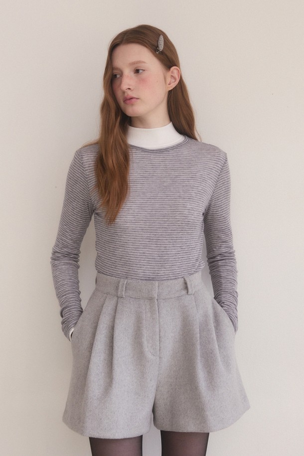 라이트 그레이 색상의 울 핀턱 숏팬츠입니다. 여성용으로, 겨울에 어울리는 두꺼운 두께감과 부드러운 촉감이 특징입니다. 슬림 핏으로 우아하고 클래식한 스타일을 연출하며, 하이웨스트 디자인으로 다리가 길어 보이는 효과를 줍니다. 핀턱 디테일과 힙라인의 여유로운 실루엣, 포켓 디테일이 돋보입니다. 오피스룩, 모임룩, 소개팅룩 등 다양한 TPO에 미니멀하고 시크하게 매치할 수 있습니다.
