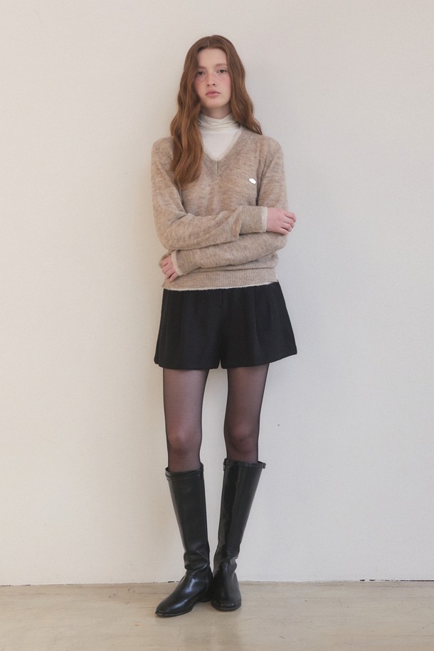 세련된 스타일을 완성하는 울(Wool) 소재의 핀턱 숏 팬츠입니다. 블랙 컬러의 슬림핏 디자인으로, 미니멀하고 클래식한 무드를 연출합니다. 하이웨스트, 힙 부분의 여유 있는 핏, 세미 A라인 실루엣으로 편안하면서도 안정적인 허리 라인을 선사합니다. 두께감 있는 울과 폴리에스테르 혼방 소재로 제작되어 부드러운 촉감과 따뜻함을 느낄 수 있으며, 겨울철 오피스룩, 출근룩, 모임룩 등 다양한 TPO에 활용할 수 있습니다. 
