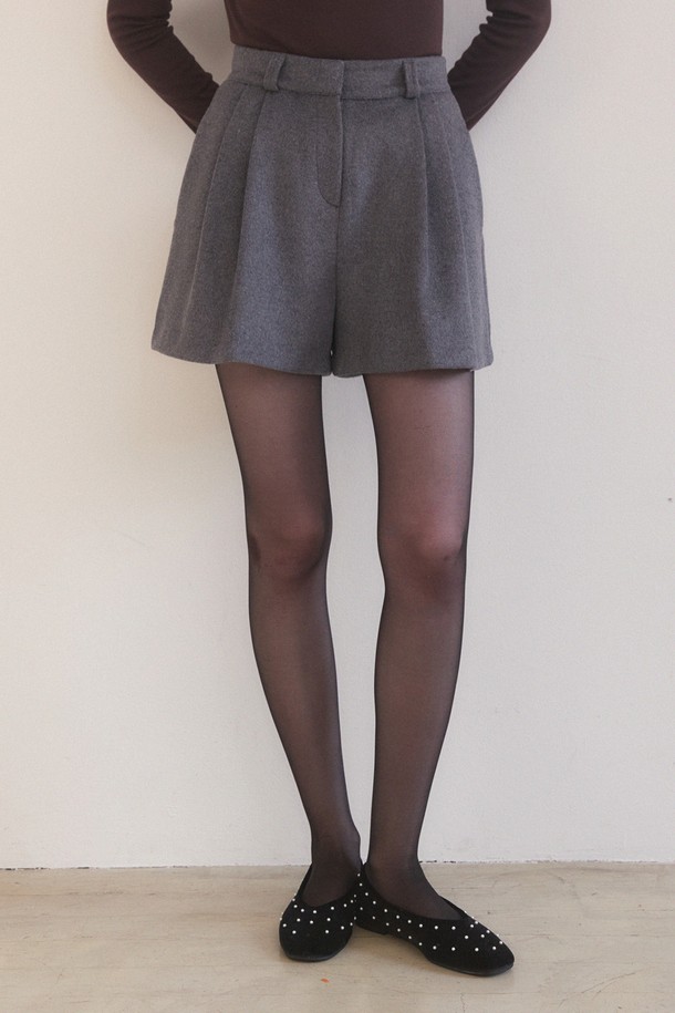 차콜 색상의 울 핀턱 숏 팬츠입니다. 겨울철에 어울리는 두꺼운 두께감과 부드러운 촉감으로 우아한 스타일을 연출합니다. 하이웨스트 핏과 A라인 실루엣이 다리 라인을 더욱 돋보이게 하며, 핀턱 디테일이 세련된 포인트를 더합니다. 데일리룩, 출근룩, 모임룩 등 다양한 TPO에 활용 가능하며, 클래식, 미니멀, 시크한 스타일을 즐기는 여성분들께 추천합니다. 중간 신축성으로 편안한 착용감을 선사하며 비침 걱정 없이 착용할 수 있습니다.
