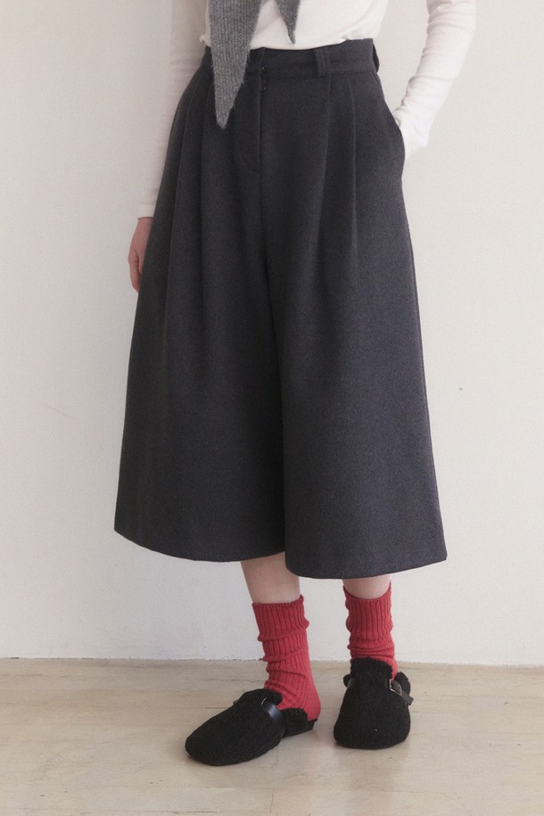 차콜 색상의 울 핀턱 롱 버뮤다 팬츠입니다. 클래식하고 미니멀한 무드를 연출하며, 겨울 시즌에 어울리는 두꺼운 두께감의 울 소재로 제작되었습니다. 5부 기장의 루즈핏으로, 오피스룩, 출근룩, 모임룩 등 다양한 TPO에 활용 가능합니다. 핀턱 디테일이 더해져 시크한 스타일을 완성하며, 편안하면서도 세련된 룩을 연출합니다. 
