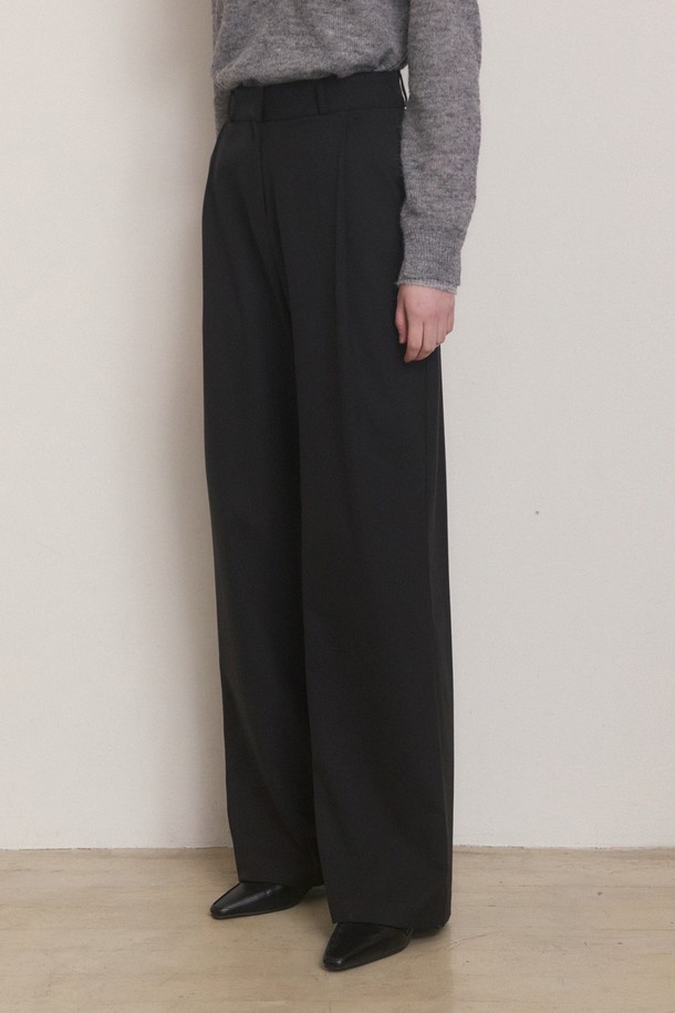 겨울 핀턱 스트레이트 핏 슬랙스 - 블랙은 미니멀하고 세련된 스타일을 추구하는 분들을 위한 아이템입니다. 데일리룩, 오피스룩, 모임룩 등 다양한 TPO에 활용 가능하며, 깔끔한 허리 라인 마감과 히든 후크 잠금 방식으로 더욱 완성도 높은 핏을 선사합니다. 부드러운 촉감의 폴리에스테르, 레이온, 울, 스판덱스 혼방 소재로 제작되어 편안한 착용감을 느낄 수 있습니다. 핀턱 디테일과 세미 와이드 스트레이트 핏으로 시크하면서도 클래식한 무드를 연출하며, 베이직한 블랙 컬러로 어떤 상의와도 쉽게 매치할 수 있습니다. 두꺼운 두께감으로 겨울철에도 따뜻하게 착용 가능합니다.
