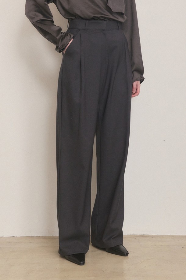 차콜 색상의 핀턱 디테일이 돋보이는 여성용 겨울 슬랙스입니다. 미니멀하고 클래식한 스타일로, 오피스룩, 출근룩, 모임룩 등 다양한 TPO에 활용하기 좋습니다. 두께감 있는 폴리에스테르 소재로 제작되어 겨울철에도 따뜻하게 착용할 수 있으며, 스트레이트 핏으로 다리 라인을 깔끔하게 연출해 줍니다. 핀턱 디테일이 디자인의 포인트가 되어 시크하면서도 세련된 분위기를 더합니다.
