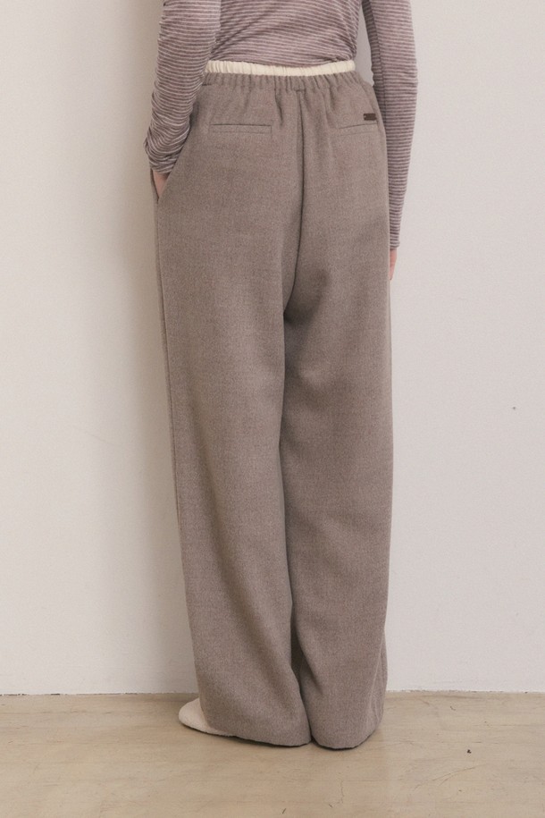 브라운 컬러의 밴딩 스트링 레이어드 슬랙스입니다. 일상룩, 출근룩, 모임룩에 모두 잘 어울리는 활용도 높은 아이템입니다. 폴리에스테르, 레이온, 아크릴, 텐셀 혼방 소재로 제작되어 편안한 착용감을 선사하며, 와이드 핏과 루즈핏으로 스타일리시함을 더했습니다. 이중 밴딩 디자인과 스트링 디테일, 레이어드 디자인이 특징이며, 봄, 가을에 적합한 중간 두께감의 슬랙스입니다. 캐주얼, 클래식, 미니멀 스타일을 즐겨 입는 여성분들께 추천합니다.
