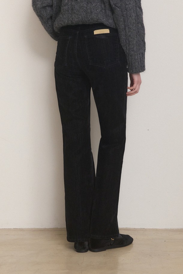 벨벳 웜 부츠컷 팬츠 - 블랙은 여성 의류로, 가을과 겨울에 어울리는 하이웨스트 부츠컷 팬츠입니다. 블랙 컬러의 무지 디자인으로, 오피스룩과 모임룩에 모두 적합한 엘레강스 스타일을 연출합니다. 면, 폴리에스테르, 스판덱스 혼방의 부드러운 벨벳 소재로 제작되어 은은한 광택감과 편안한 착용감을 선사합니다. 무릎 아래부터 살짝 퍼지는 부츠컷 실루엣이 다리 라인을 더욱 슬림하게 보이게 하며, 클래식, 미니멀, 시크 스타일에 모두 잘 어울립니다.
