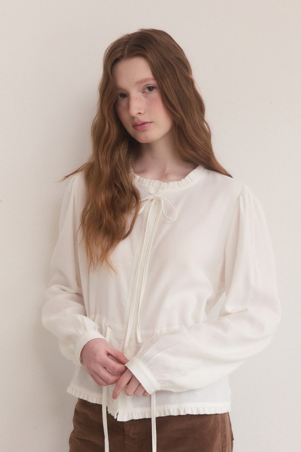 "프릴 웜 텍스처 리본 블라우스 - 화이트"는 여성스러운 무드를 연출하는 우아한 블라우스입니다. 부드러운 면과 폴리에스테르 혼방 소재로 제작되어 봄, 가을에 적합하며, 중간 두께감으로 편안한 착용감을 선사합니다. 리본 넥과 프릴 디테일이 로맨틱한 분위기를 더하며, 루즈핏 디자인과 허리 스트랩으로 다양한 스타일 연출이 가능합니다. 데이트룩, 모임룩, 소개팅룩 등 특별한 날에 클래식하고 여성스러운 스타일을 완성해보세요. 긴 소매와 반투명 소재로 은은한 매력을 더하며, 신축성 있어 활동성 또한 보장합니다.
