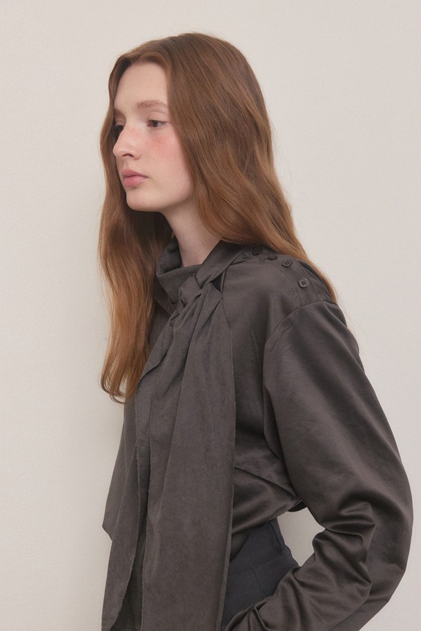 차분한 매력의 새틴 사이드 버튼 스카프 넥 블라우스 - 차콜입니다. 부드러운 촉감의 폴리에스테르와 나일론 혼방 새틴 소재로 제작되어 우아한 분위기를 자아냅니다. 허리 라인을 따라 자연스럽게 드레이핑되는 루즈핏이며, 사이드 버튼 디테일과 리본 스트랩으로 포인트를 더했습니다. 스카프 넥 또는 리본 넥으로 연출하여 클래식하면서도 로맨틱한 스타일을 완성할 수 있으며, 오프숄더 스타일링 또한 가능합니다. 봄, 가을 시즌 오피스룩, 모임룩, 데이트룩에 다양하게 활용해보세요.
