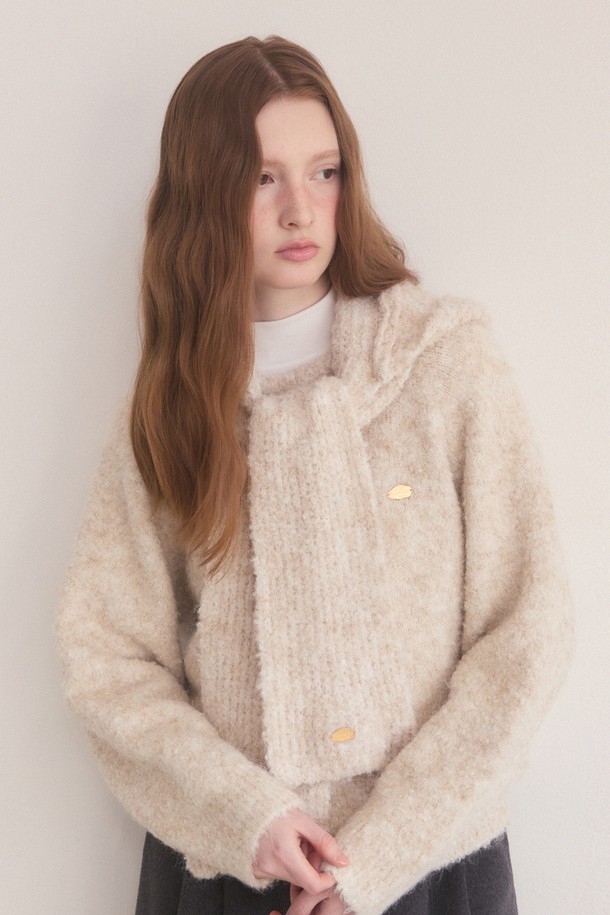 베이지 컬러의 후디 머플러 니트 세트입니다. 부드러운 촉감의 울, 나일론, 폴리에스터, 아크릴, 스판덱스 혼방 소재로 제작되어 겨울철에도 따뜻하게 착용할 수 있습니다. 후드와 머플러가 세트로 구성되어 있어, 각자 또는 함께 스타일링할 수 있으며, 루즈핏과 오버핏으로 편안한 착용감을 선사합니다. 무지 디자인에 자연스러운 드레이핑 실루엣이 특징이며 신축성이 좋아 활동성 또한 보장됩니다. 데일리룩이나 캐주얼한 스타일 연출에 적합합니다.
