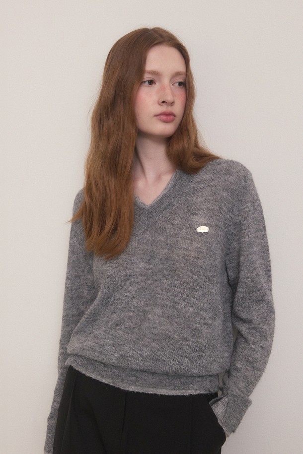 차콜 색상의 헤어리 레이어드 소프트 브이넥 니트는 부드러운 촉감과 중간 두께감으로 겨울철 따뜻함을 선사합니다. 울, 폴리에스테르, 나일론 혼방 소재로 제작되어 편안한 착용감을 제공하며, 레이어드 디자인으로 마치 이너를 착용한 듯한 효과를 줍니다. 데일리룩은 물론, 오피스룩과 출근룩에도 잘 어울리는 베이직 스타일의 레귤러핏 니트입니다. 아우터 안에 이너로 활용하여 다양한 스타일을 연출할 수 있으며, 가벼운 착용감으로 활동성을 높였습니다. 긴 소매 기장의 브이넥 니트는 클래식, 미니멀, 캐주얼 등 폭넓은 스타일을 소화합니다.
