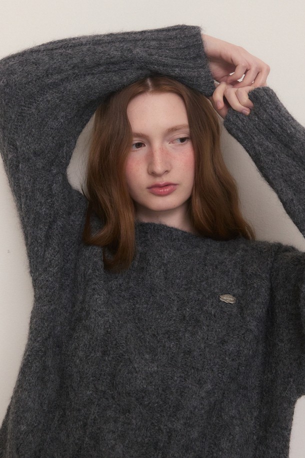 보트 넥 헤어리 트위스트 니트 - 차콜은 여성 의류로, 가을과 겨울에 따뜻하게 착용하기 좋은 니트 스웨터입니다. 차콜 컬러에 베이직하고 캐주얼한 스타일을 더해 데이트룩, 모임룩 등 다양한 TPO에 활용할 수 있습니다. 부드러운 울 소재와 헤어리 텍스처가 포근한 느낌을 주며, 루즈핏과 긴소매, 보트넥 디자인으로 편안하면서도 세련된 분위기를 연출합니다. 케이블과 트위스트 패턴이 돋보이는 두꺼운 두께감의 니트입니다. 캐주얼, 클래식, 미니멀 스타일을 즐겨 입는 분들께 추천합니다.
