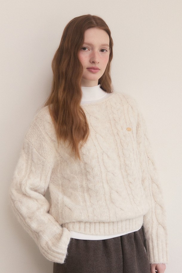 보트 넥 헤어리 트위스트 니트 - 크림은 부드러운 촉감과 따뜻함을 선사하는 여성용 니트/스웨터입니다. 울, 알파카, 나일론, 폴리에스테르, 스판덱스의 혼방 소재로 제작되어 포근함을 더하며, 루즈핏과 긴 소매, 보트넥 디자인으로 우아하고 여성스러운 실루엣을 연출합니다. 헤어리 텍스처와 케이블/트위스트 패턴이 특징이며, 넉넉한 두께감으로 가을, 겨울철 데이트룩, 모임룩, 출근룩 등 다양한 TPO에 활용할 수 있습니다. 단독 착용은 물론, 레이어드 스타일링에도 용이하여 클래식, 미니멀, 로맨틱 스타일을 즐겨 입는 분들께 추천합니다.
