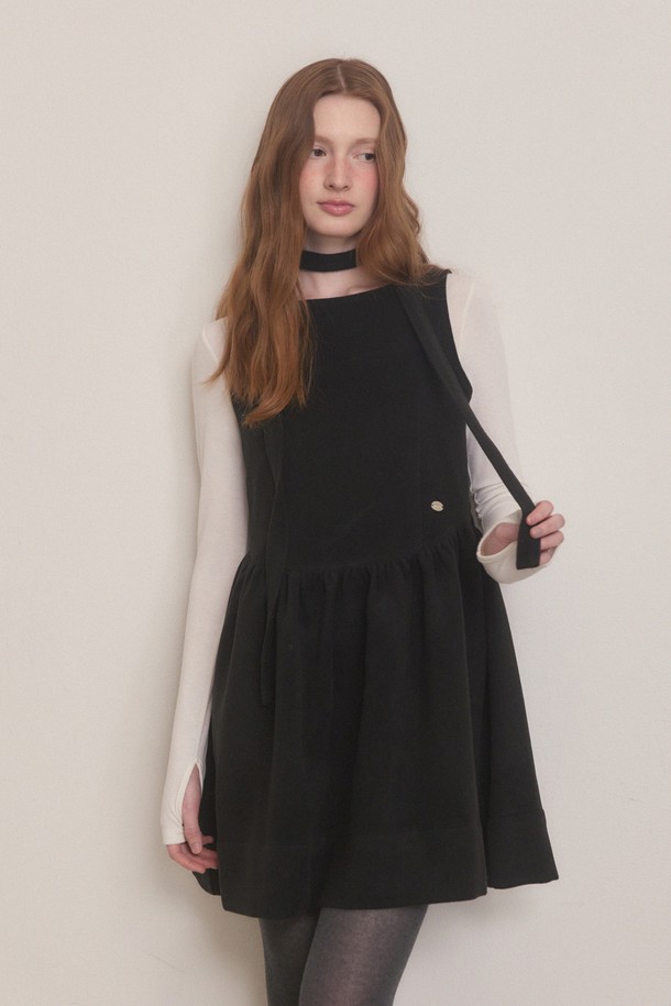 세련된 스타일을 완성해 줄 더블 플레어 윈터 미니 드레스 - 블랙입니다. 우아하고 엘레강스한 무드를 연출하며, 겨울철 파티, 모임, 포멀한 자리에 적합합니다. 홀터넥 디자인에 허리 절개 라인으로 슬림한 핏을 선사하며, 이중 헴라인 디테일과 리본 스트랩으로 포인트를 더했습니다. 부드러운 촉감의 레이온, 폴리에스테르, 아크릴, 울 혼방 소재로 제작되었으며, 신축성이 있어 편안하게 착용할 수 있습니다. 비침 걱정 없이, 플레어 치마 라인으로 여성스러운 실루엣을 강조해 보세요.
