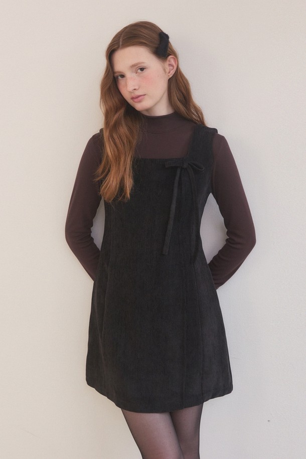 벨벳 벨티드 미니 드레스 - 블랙은 파티, 웨딩, 모임 등 특별한 날을 위한 여성스러운 매력의 미니 원피스입니다. 부드러운 촉감의 벨벳 소재와 은은한 광택감이 고급스러운 분위기를 자아내며, A라인 치마 핏과 하이넥 디자인이 엘레강스한 스타일을 연출합니다. 긴 소매와 벨트 디테일이 더해져 페미닌한 무드를 강조하며 신축성 있는 소재로 편안하게 착용 가능합니다. 특히, 연말 모임룩, 파티룩으로 클래식하면서도 미니멀한 스타일을 완성할 수 있습니다.
