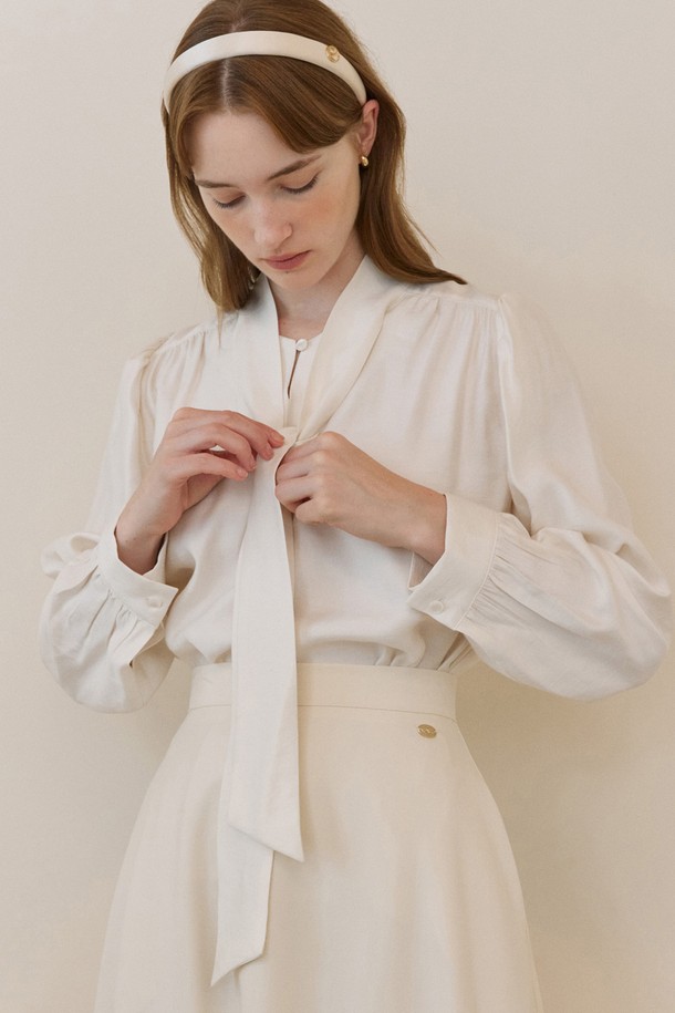 ADAUL - 블라우스 - Scarf neck shirring blouse - ivory