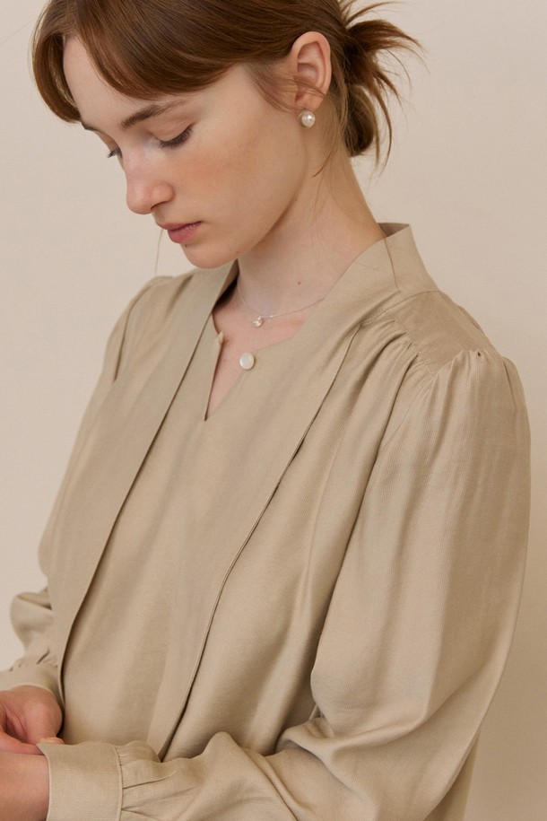 ADAUL - 블라우스 - Scarf neck shirring blouse - beige