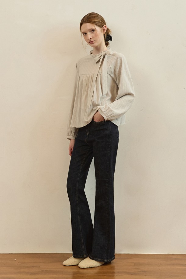 논페이드 슬림 부츠컷 데님 팬츠 - 딥블루는 베이직하고 캐주얼한 스타일을 연출하는 여성용 데님 팬츠입니다. 봄, 가을, 겨울 세 계절 모두 착용 가능하며, 슬림핏과 부츠컷 디자인으로 다리가 길어 보이는 효과를 줍니다. 뻣뻣한 촉감의 데님 소재로 제작되었으며, 딥블루 컬러의 무지 패턴으로 미니멀하고 클래식한 분위기를 더합니다. 논페이드 가공으로 물 빠짐 걱정 없이 오랫동안 깊고 세련된 컬러감을 유지할 수 있습니다. 일상에서 편안하게 착용하며 다양한 스타일을 연출하기 좋습니다.
