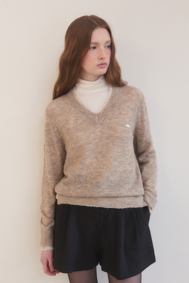 세련된 스타일을 완성하는 울(Wool) 소재의 핀턱 숏 팬츠입니다. 블랙 컬러의 슬림핏 디자인으로, 미니멀하고 클래식한 무드를 연출합니다. 하이웨스트, 힙 부분의 여유 있는 핏, 세미 A라인 실루엣으로 편안하면서도 안정적인 허리 라인을 선사합니다. 두께감 있는 울과 폴리에스테르 혼방 소재로 제작되어 부드러운 촉감과 따뜻함을 느낄 수 있으며, 겨울철 오피스룩, 출근룩, 모임룩 등 다양한 TPO에 활용할 수 있습니다. 
