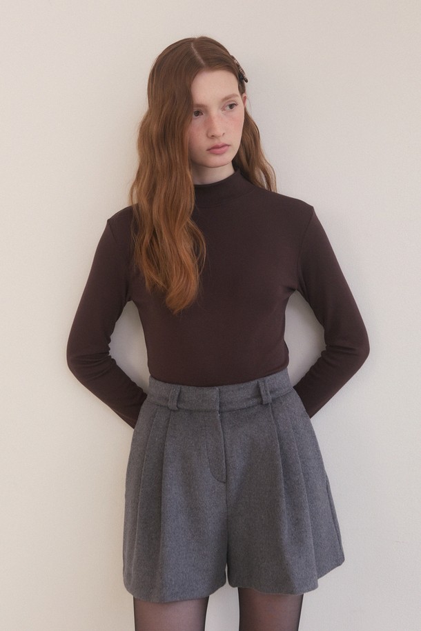 차콜 색상의 울 핀턱 숏 팬츠입니다. 겨울철에 어울리는 두꺼운 두께감과 부드러운 촉감으로 우아한 스타일을 연출합니다. 하이웨스트 핏과 A라인 실루엣이 다리 라인을 더욱 돋보이게 하며, 핀턱 디테일이 세련된 포인트를 더합니다. 데일리룩, 출근룩, 모임룩 등 다양한 TPO에 활용 가능하며, 클래식, 미니멀, 시크한 스타일을 즐기는 여성분들께 추천합니다. 중간 신축성으로 편안한 착용감을 선사하며 비침 걱정 없이 착용할 수 있습니다.
