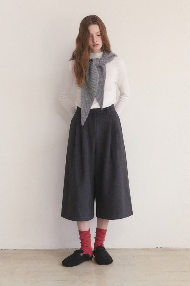 차콜 색상의 울 핀턱 롱 버뮤다 팬츠입니다. 클래식하고 미니멀한 무드를 연출하며, 겨울 시즌에 어울리는 두꺼운 두께감의 울 소재로 제작되었습니다. 5부 기장의 루즈핏으로, 오피스룩, 출근룩, 모임룩 등 다양한 TPO에 활용 가능합니다. 핀턱 디테일이 더해져 시크한 스타일을 완성하며, 편안하면서도 세련된 룩을 연출합니다. 
