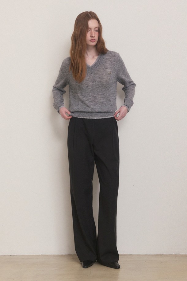 겨울 핀턱 스트레이트 핏 슬랙스 - 블랙은 미니멀하고 세련된 스타일을 추구하는 분들을 위한 아이템입니다. 데일리룩, 오피스룩, 모임룩 등 다양한 TPO에 활용 가능하며, 깔끔한 허리 라인 마감과 히든 후크 잠금 방식으로 더욱 완성도 높은 핏을 선사합니다. 부드러운 촉감의 폴리에스테르, 레이온, 울, 스판덱스 혼방 소재로 제작되어 편안한 착용감을 느낄 수 있습니다. 핀턱 디테일과 세미 와이드 스트레이트 핏으로 시크하면서도 클래식한 무드를 연출하며, 베이직한 블랙 컬러로 어떤 상의와도 쉽게 매치할 수 있습니다. 두꺼운 두께감으로 겨울철에도 따뜻하게 착용 가능합니다.
