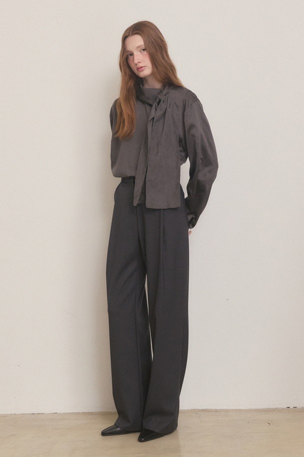 차콜 색상의 핀턱 디테일이 돋보이는 여성용 겨울 슬랙스입니다. 미니멀하고 클래식한 스타일로, 오피스룩, 출근룩, 모임룩 등 다양한 TPO에 활용하기 좋습니다. 두께감 있는 폴리에스테르 소재로 제작되어 겨울철에도 따뜻하게 착용할 수 있으며, 스트레이트 핏으로 다리 라인을 깔끔하게 연출해 줍니다. 핀턱 디테일이 디자인의 포인트가 되어 시크하면서도 세련된 분위기를 더합니다.
