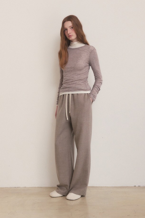 브라운 컬러의 밴딩 스트링 레이어드 슬랙스입니다. 일상룩, 출근룩, 모임룩에 모두 잘 어울리는 활용도 높은 아이템입니다. 폴리에스테르, 레이온, 아크릴, 텐셀 혼방 소재로 제작되어 편안한 착용감을 선사하며, 와이드 핏과 루즈핏으로 스타일리시함을 더했습니다. 이중 밴딩 디자인과 스트링 디테일, 레이어드 디자인이 특징이며, 봄, 가을에 적합한 중간 두께감의 슬랙스입니다. 캐주얼, 클래식, 미니멀 스타일을 즐겨 입는 여성분들께 추천합니다.
