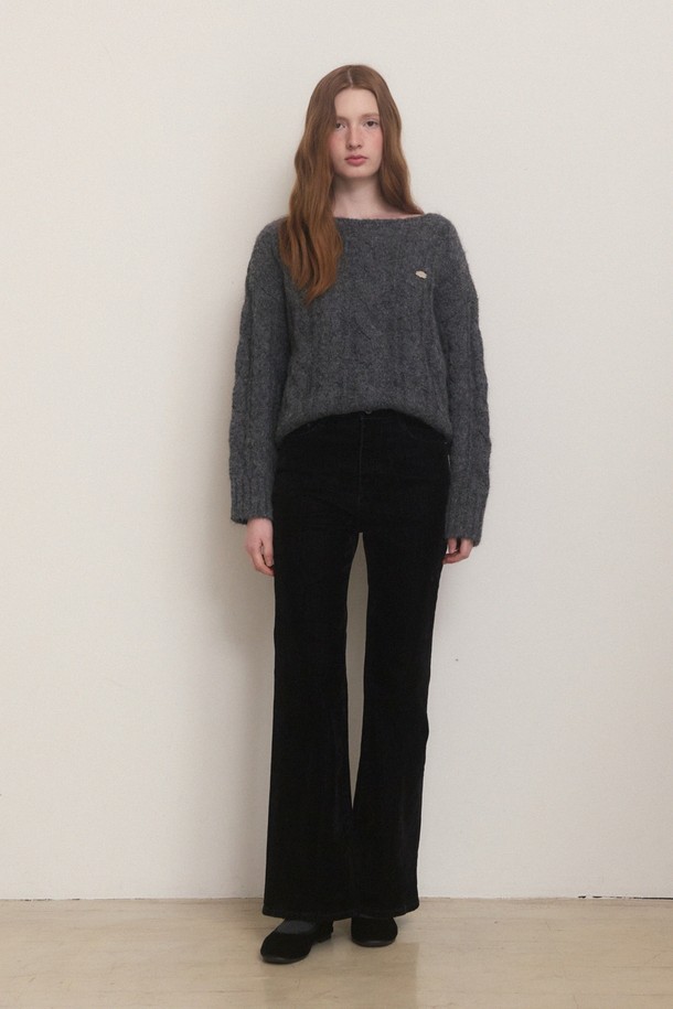 벨벳 웜 부츠컷 팬츠 - 블랙은 여성 의류로, 가을과 겨울에 어울리는 하이웨스트 부츠컷 팬츠입니다. 블랙 컬러의 무지 디자인으로, 오피스룩과 모임룩에 모두 적합한 엘레강스 스타일을 연출합니다. 면, 폴리에스테르, 스판덱스 혼방의 부드러운 벨벳 소재로 제작되어 은은한 광택감과 편안한 착용감을 선사합니다. 무릎 아래부터 살짝 퍼지는 부츠컷 실루엣이 다리 라인을 더욱 슬림하게 보이게 하며, 클래식, 미니멀, 시크 스타일에 모두 잘 어울립니다.
