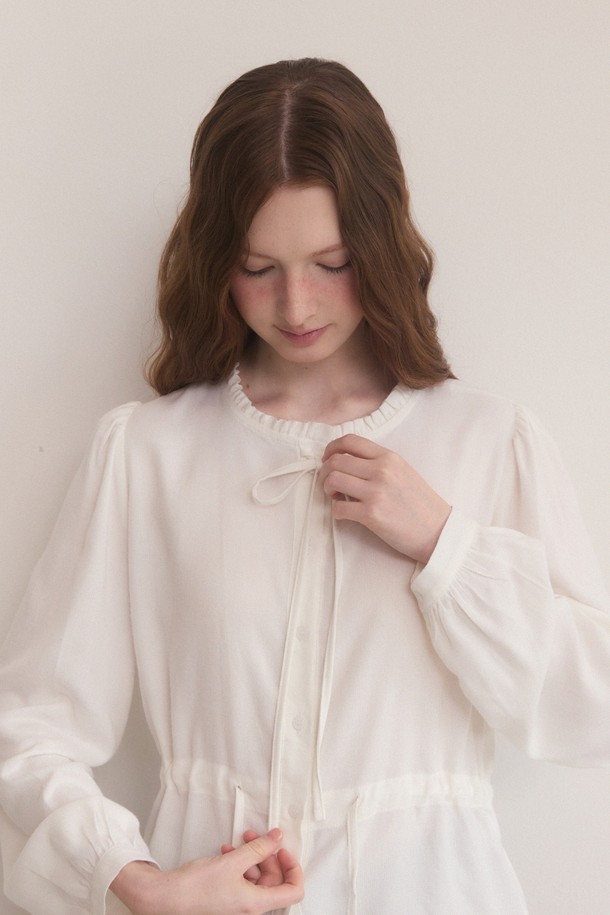 "프릴 웜 텍스처 리본 블라우스 - 화이트"는 여성스러운 무드를 연출하는 우아한 블라우스입니다. 부드러운 면과 폴리에스테르 혼방 소재로 제작되어 봄, 가을에 적합하며, 중간 두께감으로 편안한 착용감을 선사합니다. 리본 넥과 프릴 디테일이 로맨틱한 분위기를 더하며, 루즈핏 디자인과 허리 스트랩으로 다양한 스타일 연출이 가능합니다. 데이트룩, 모임룩, 소개팅룩 등 특별한 날에 클래식하고 여성스러운 스타일을 완성해보세요. 긴 소매와 반투명 소재로 은은한 매력을 더하며, 신축성 있어 활동성 또한 보장합니다.
