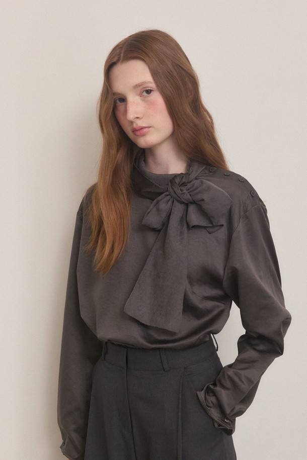 차분한 매력의 새틴 사이드 버튼 스카프 넥 블라우스 - 차콜입니다. 부드러운 촉감의 폴리에스테르와 나일론 혼방 새틴 소재로 제작되어 우아한 분위기를 자아냅니다. 허리 라인을 따라 자연스럽게 드레이핑되는 루즈핏이며, 사이드 버튼 디테일과 리본 스트랩으로 포인트를 더했습니다. 스카프 넥 또는 리본 넥으로 연출하여 클래식하면서도 로맨틱한 스타일을 완성할 수 있으며, 오프숄더 스타일링 또한 가능합니다. 봄, 가을 시즌 오피스룩, 모임룩, 데이트룩에 다양하게 활용해보세요.
