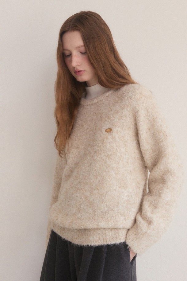 베이지 컬러의 후디 머플러 니트 세트입니다. 부드러운 촉감의 울, 나일론, 폴리에스터, 아크릴, 스판덱스 혼방 소재로 제작되어 겨울철에도 따뜻하게 착용할 수 있습니다. 후드와 머플러가 세트로 구성되어 있어, 각자 또는 함께 스타일링할 수 있으며, 루즈핏과 오버핏으로 편안한 착용감을 선사합니다. 무지 디자인에 자연스러운 드레이핑 실루엣이 특징이며 신축성이 좋아 활동성 또한 보장됩니다. 데일리룩이나 캐주얼한 스타일 연출에 적합합니다.
