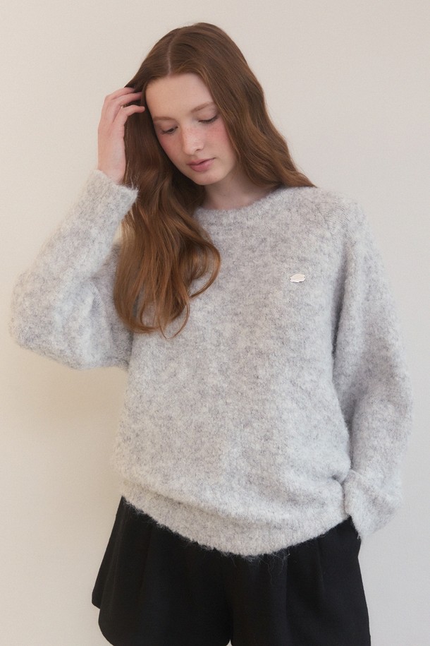 후디 머플러 니트 세트 - 그레이는 여성 의류 상의 니트/스웨터입니다. 겨울에 어울리는 두꺼운 두께감과 부드러운 촉감, 오버핏 또는 루즈핏으로 편안하게 착용할 수 있습니다. 후드와 머플러가 세트로 구성되어 있어 세련된 모임룩을 연출하며, 단품으로도 활용 가능합니다. 그레이와 베이지 두 가지 색상으로 출시되었으며, 신축성이 좋고 비침이 없어 편안하게 즐겨 입을 수 있습니다. 니트 소재 특유의 따뜻함과 베이직하면서도 트렌디한 디자인으로 캐주얼, 미니멀, 클래식 스타일을 모두 소화할 수 있습니다.
