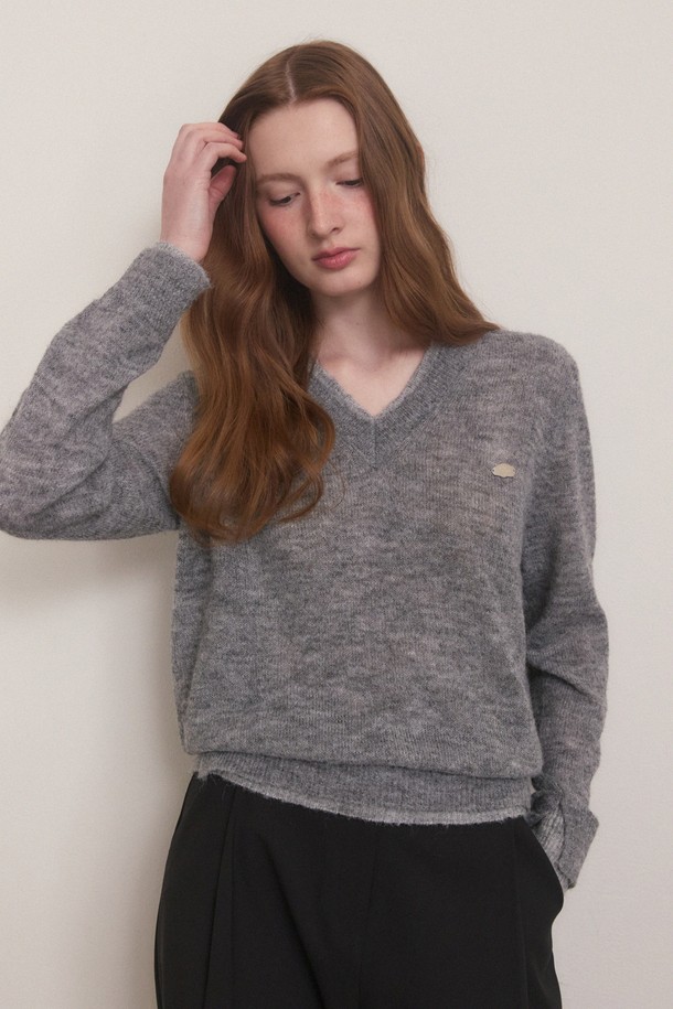 차콜 색상의 헤어리 레이어드 소프트 브이넥 니트는 부드러운 촉감과 중간 두께감으로 겨울철 따뜻함을 선사합니다. 울, 폴리에스테르, 나일론 혼방 소재로 제작되어 편안한 착용감을 제공하며, 레이어드 디자인으로 마치 이너를 착용한 듯한 효과를 줍니다. 데일리룩은 물론, 오피스룩과 출근룩에도 잘 어울리는 베이직 스타일의 레귤러핏 니트입니다. 아우터 안에 이너로 활용하여 다양한 스타일을 연출할 수 있으며, 가벼운 착용감으로 활동성을 높였습니다. 긴 소매 기장의 브이넥 니트는 클래식, 미니멀, 캐주얼 등 폭넓은 스타일을 소화합니다.
