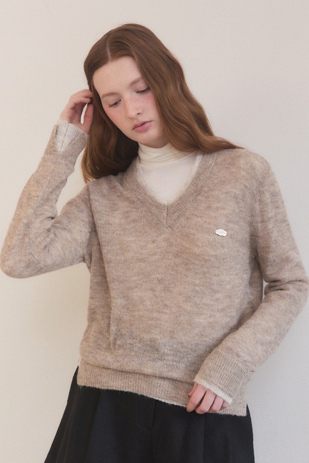 부드러운 촉감의 헤어리 레이어드 소프트 브이넥 니트, 모카 컬러입니다. 겨울 시즌, 데일리룩과 오피스룩에 활용하기 좋은 베이직 스타일의 여성 의류입니다. 울, 폴리에스테르, 나일론 혼방 소재로 제작되어 따뜻하고 편안한 착용감을 선사합니다. 레이어드 디자인으로 마치 이너를 착용한 듯한 연출이 가능하며, 아우터 안에 이너로 활용하기에도 좋습니다. 신축성이 뛰어나 활동성을 높였으며, 중간 두께감으로 간절기부터 겨울까지 폭넓게 활용할 수 있습니다.
