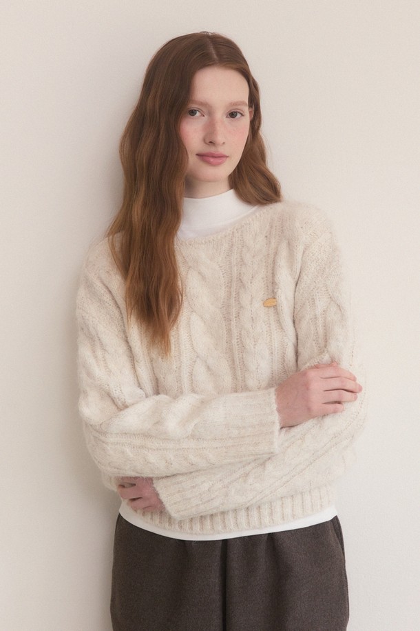 보트 넥 헤어리 트위스트 니트 - 크림은 부드러운 촉감과 따뜻함을 선사하는 여성용 니트/스웨터입니다. 울, 알파카, 나일론, 폴리에스테르, 스판덱스의 혼방 소재로 제작되어 포근함을 더하며, 루즈핏과 긴 소매, 보트넥 디자인으로 우아하고 여성스러운 실루엣을 연출합니다. 헤어리 텍스처와 케이블/트위스트 패턴이 특징이며, 넉넉한 두께감으로 가을, 겨울철 데이트룩, 모임룩, 출근룩 등 다양한 TPO에 활용할 수 있습니다. 단독 착용은 물론, 레이어드 스타일링에도 용이하여 클래식, 미니멀, 로맨틱 스타일을 즐겨 입는 분들께 추천합니다.
