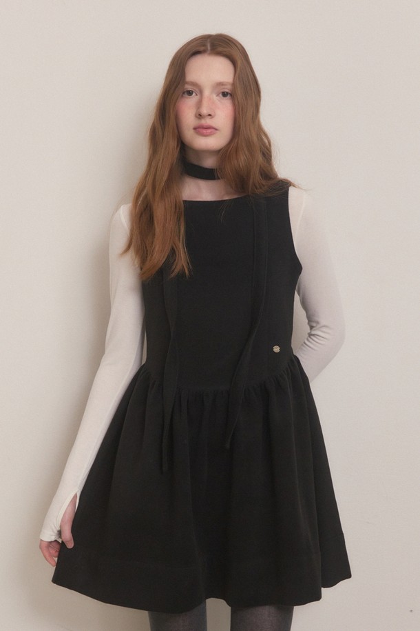 세련된 스타일을 완성해 줄 더블 플레어 윈터 미니 드레스 - 블랙입니다. 우아하고 엘레강스한 무드를 연출하며, 겨울철 파티, 모임, 포멀한 자리에 적합합니다. 홀터넥 디자인에 허리 절개 라인으로 슬림한 핏을 선사하며, 이중 헴라인 디테일과 리본 스트랩으로 포인트를 더했습니다. 부드러운 촉감의 레이온, 폴리에스테르, 아크릴, 울 혼방 소재로 제작되었으며, 신축성이 있어 편안하게 착용할 수 있습니다. 비침 걱정 없이, 플레어 치마 라인으로 여성스러운 실루엣을 강조해 보세요.
