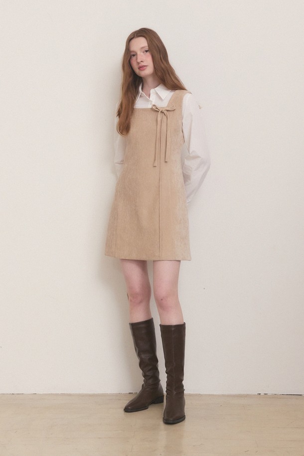 베이지 컬러의 벨벳 벨티드 미니 원피스는 여성스러운 매력을 극대화하는 아이템입니다. 부드러운 촉감의 아크릴, 폴리에스테르, 스판덱스 혼방 소재로 제작되어 편안한 착용감을 선사하며, A라인 핏으로 다리가 길어 보이는 효과를 줍니다. 라운드넥과 긴 소매 디자인으로 우아함을 더하고, 벨트와 왼쪽 앞면 리본 디테일이 포인트가 되어 페미닌하고 엘레강스한 스타일을 연출합니다. 신축성이 있어 활동성을 보장하며, 비침 걱정 없이 파티, 결혼식, 모임 등 다양한 TPO에 활용할 수 있습니다.
