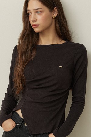 Unbalance shirring slit t shirts - winish brown