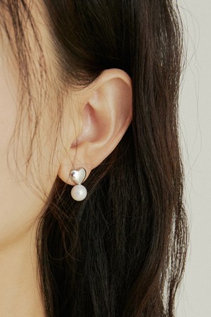 Full heart pearl earring - silver