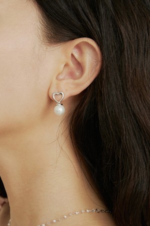 Line heart pearl earring - silver
