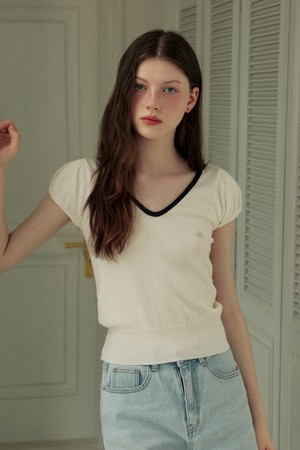 Back ribbon coloring v neck puff knit - white