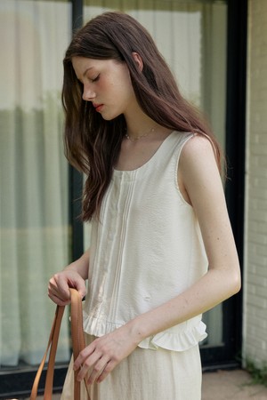 Seersucker pintuck line sleeveless blouse - white