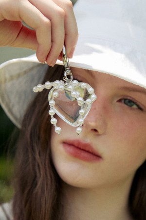 Heart pearl ribbon keyring - silver