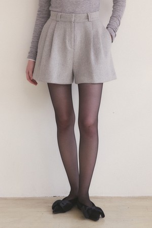 Woolen pintuck short pants - light grey