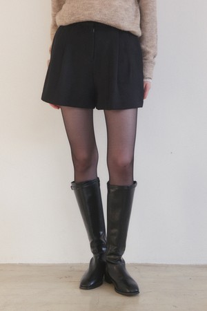 Woolen pintuck short pants - black