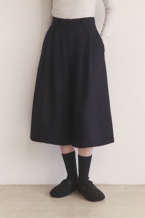 Woolen pintuck long burmuda pants - black