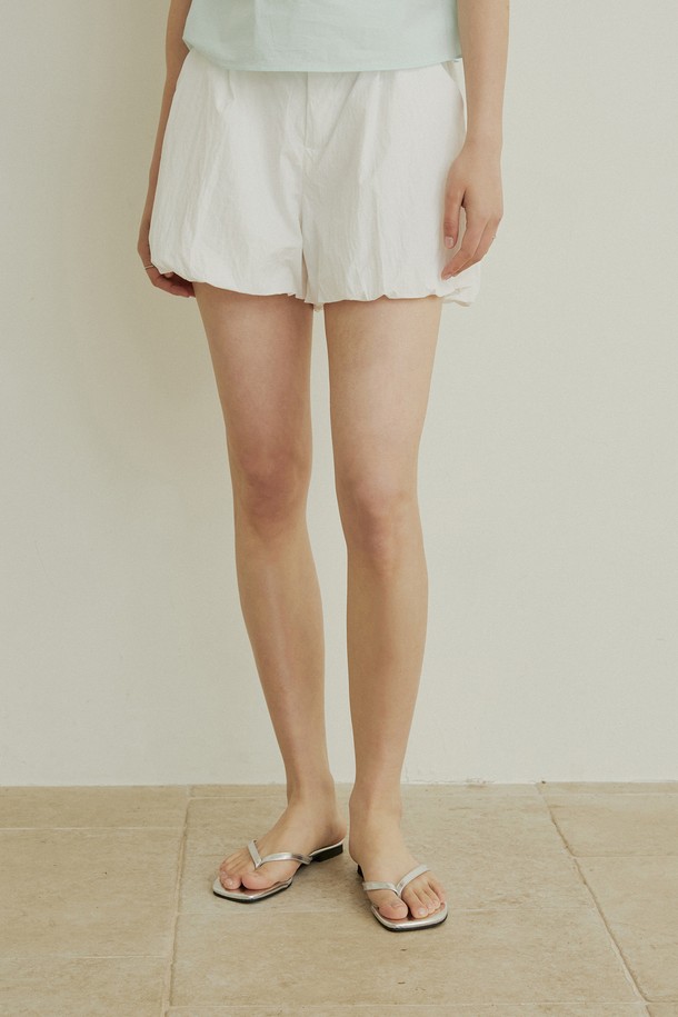 ADAUL - 쇼트팬츠 - Pumpkin balloon banding half pants - white