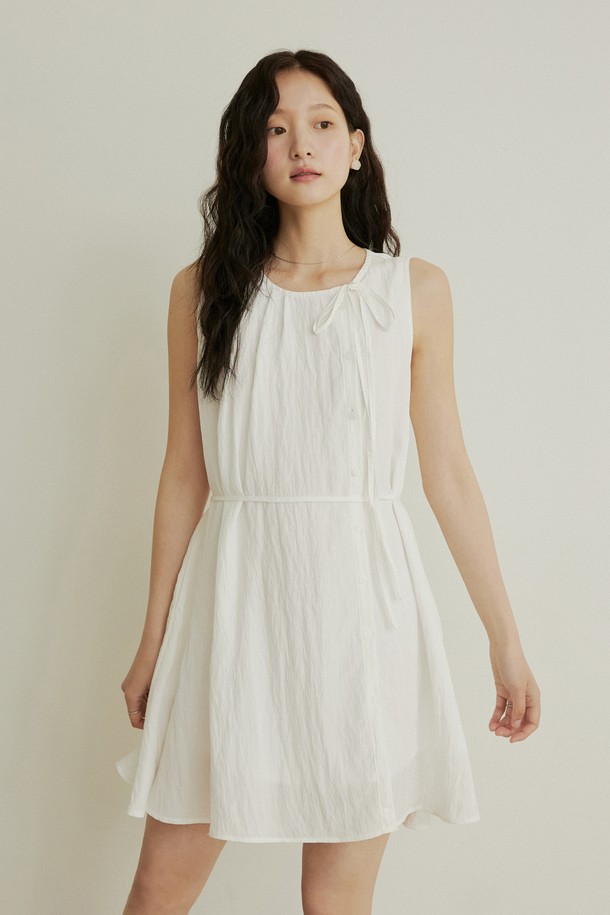 ADAUL - 민소매 원피스 - Side line button ribbon flare midi dress - white
